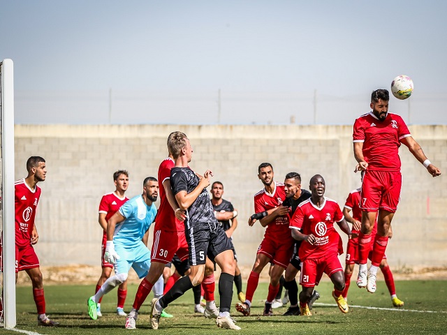 לא הצליחו לשמור על רשת נקייה. שחקני כפר כנא במגננה (ואסים מוואסי)